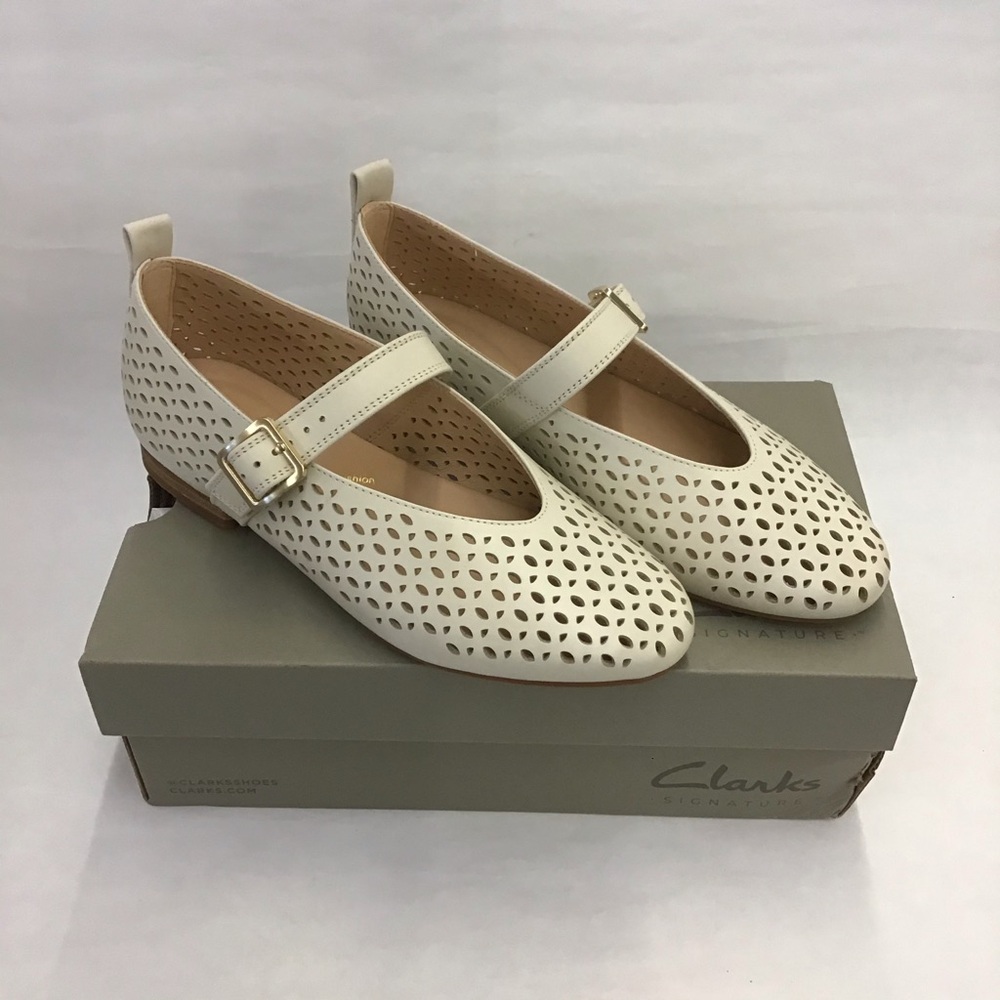New Clark’s women’s cream flats size 6 with adjustable buckle and oval cutouts